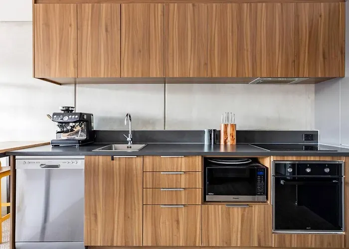 Modern Two Bedroom Apartment With Free Parking